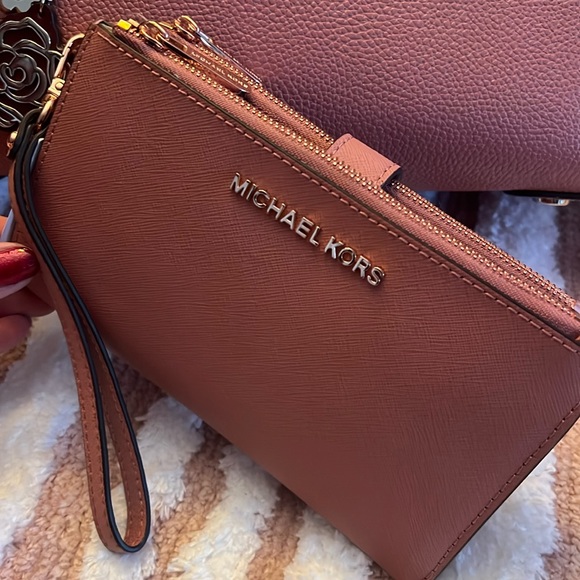 Michael Kors Jet Set Travel Large Double Wristlet in Rose Gold NWT - Picture 2 of 14
